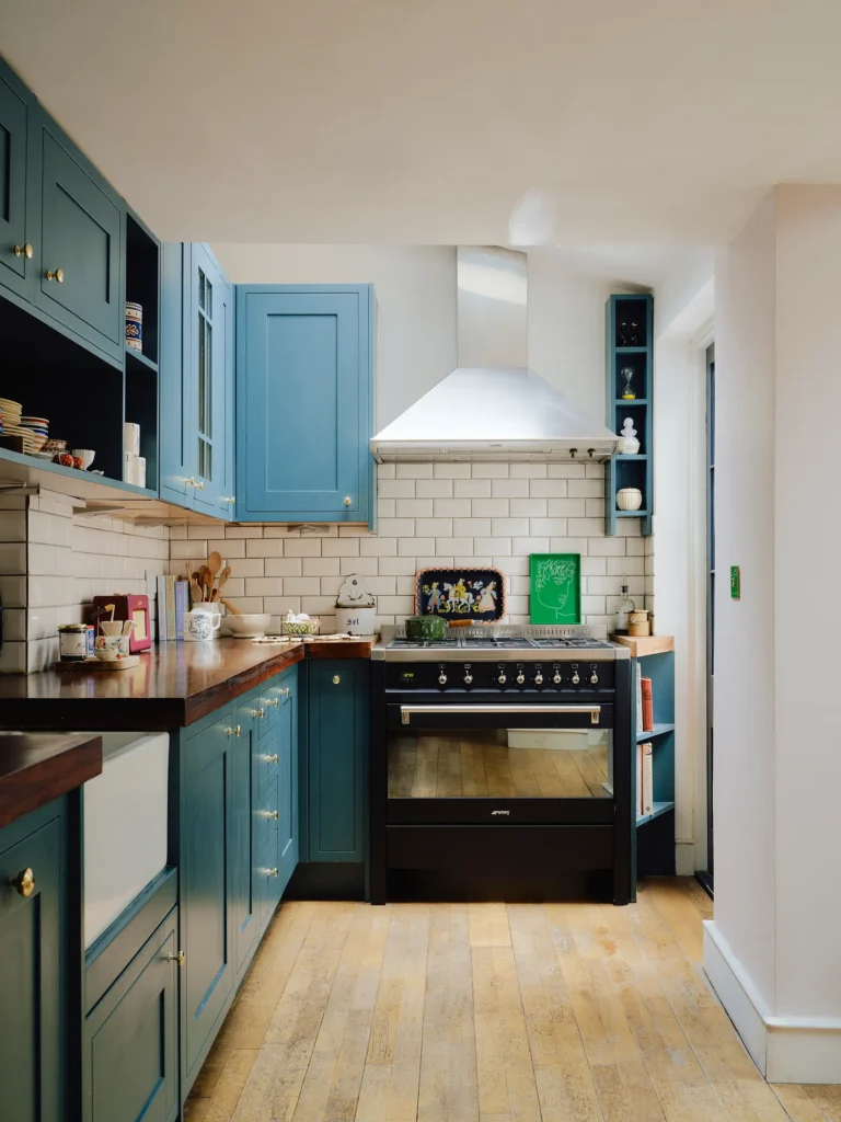 أروع تصاميم مطابخ واسعة 2026: دليل الفخامة والعملية وحلول التخزين الذكية 3 06 10 25 HG Ward120