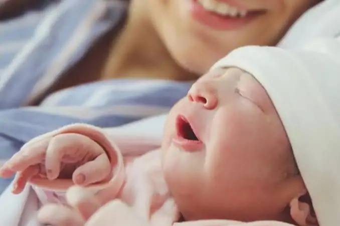 تفسير حلم الولادة 2026.. دليلك الشامل لابن سيرين والنابلسي 3 تفسير حلم الولادة