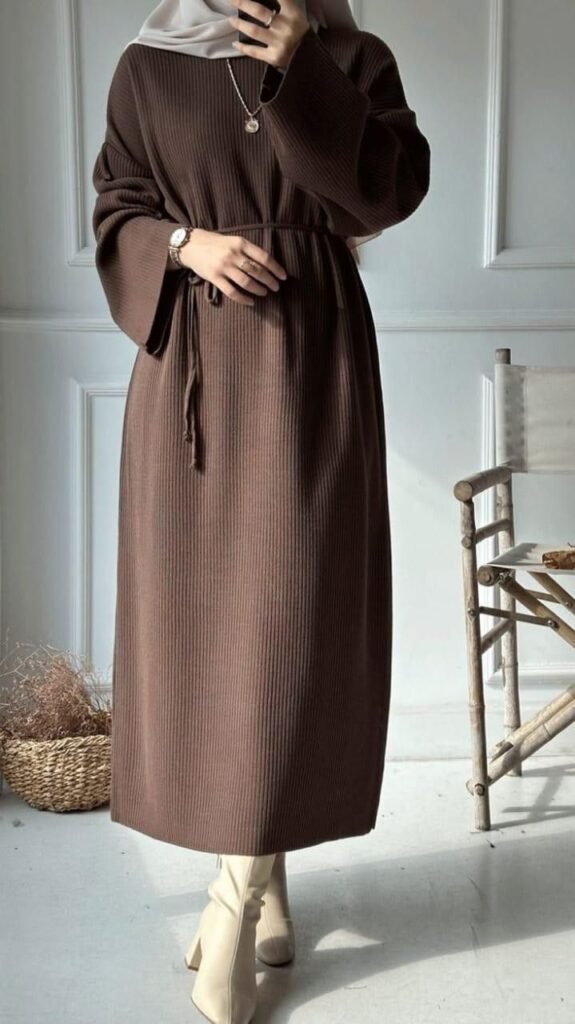 أجمل ملابس محجبات واسعة لعام 2026.. دليلك الكامل للحشمة العصرية 3 96febcad37e46dd29aed33f0a36652cb