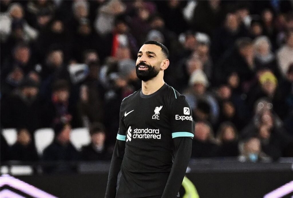 عاجل صراع ثلاثي على ضم محمد صلاح بعد إعلان رحيله رسمياً عن ليفربول في صيف 2026 4 محمد صلاح بقميص ليفربول يلوح للجماهير بعد إعلان رحيله في 2026