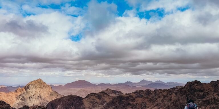 تسلق جبل سيناء: تجربة روحية أم سياحية؟