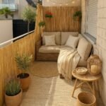 "ديكور غرفة معيشة مودرن لمساحة صغيرة 2026، تعتمد على الألوان الفاتحة والأثاث الذكي متعدد الوظائف مع إضاءة طبيعية واسعة."