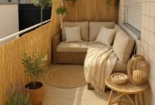 "ديكور غرفة معيشة مودرن لمساحة صغيرة 2026، تعتمد على الألوان الفاتحة والأثاث الذكي متعدد الوظائف مع إضاءة طبيعية واسعة."