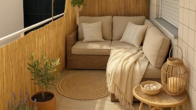 "ديكور غرفة معيشة مودرن لمساحة صغيرة 2026، تعتمد على الألوان الفاتحة والأثاث الذكي متعدد الوظائف مع إضاءة طبيعية واسعة."