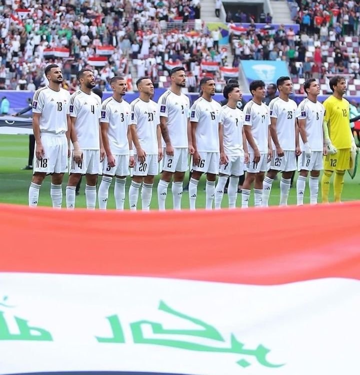 مباراة العراق وبوليفيا في ملحق كأس العالم 2026، وتظهر صورة تعبيرية للاعبي منتخب العراق "أسود الرافدين" بقميصهم الرسمي وشعار البطولة العالمي