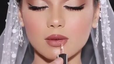 عروسة بفستان زفاف أبيض فخم تعكس الجمال والأناقة، مع نصائح للعروسة قبل الزفاف للعناية بالجمال وتجهيزات ليلة العمر."