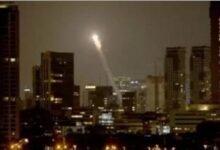 موقع سقوط صاروخ إيراني جنوب تل أبيب واندلاع حريق ضخم في مبنى سكني