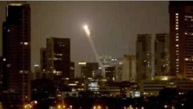 موقع سقوط صاروخ إيراني جنوب تل أبيب واندلاع حريق ضخم في مبنى سكني