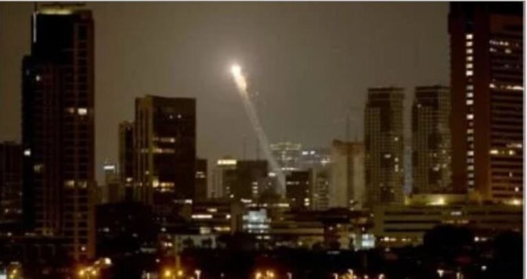 موقع سقوط صاروخ إيراني جنوب تل أبيب واندلاع حريق ضخم في مبنى سكني