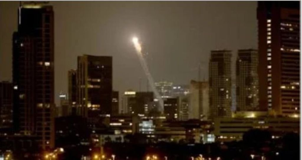 موقع سقوط صاروخ إيراني جنوب تل أبيب واندلاع حريق ضخم في مبنى سكني