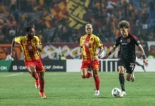 لقطة من تدريبات لاعبي النادي الأهلي الجماعية قبل السفر لتونس لمواجهة الترجي، تظهر التركيز العالي للاعبين في ملعب التتش، وتستخدم لتوضيح جاهزية قائمة الأهلي لموقعة رادس المرتقبة.