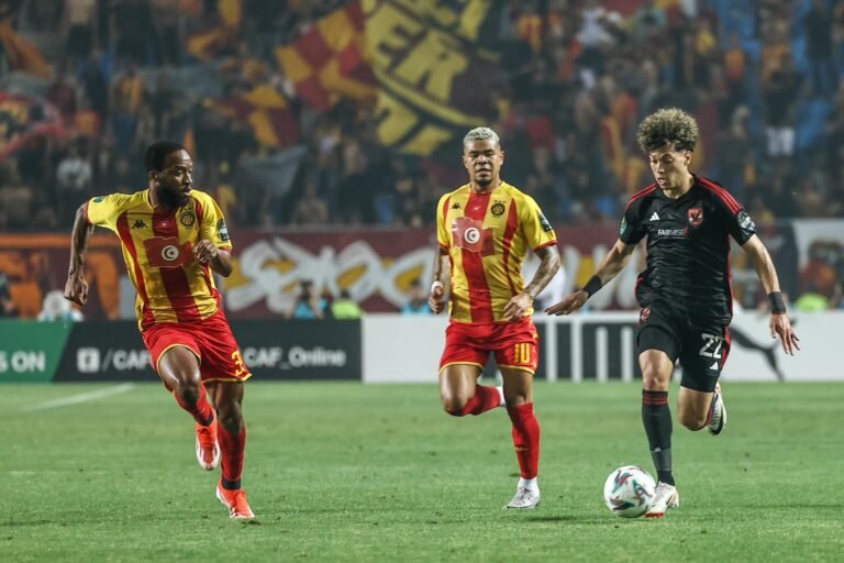 لقطة من تدريبات لاعبي النادي الأهلي الجماعية قبل السفر لتونس لمواجهة الترجي، تظهر التركيز العالي للاعبين في ملعب التتش، وتستخدم لتوضيح جاهزية قائمة الأهلي لموقعة رادس المرتقبة.