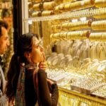 أسعار الذهب اليوم بالجنيه المصري والدولار، مع سبائك وعملات ذهبية تعبر عن سوق الصاغة ومفهوم الادخار الآمن."