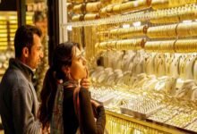 أسعار الذهب اليوم بالجنيه المصري والدولار، مع سبائك وعملات ذهبية تعبر عن سوق الصاغة ومفهوم الادخار الآمن."