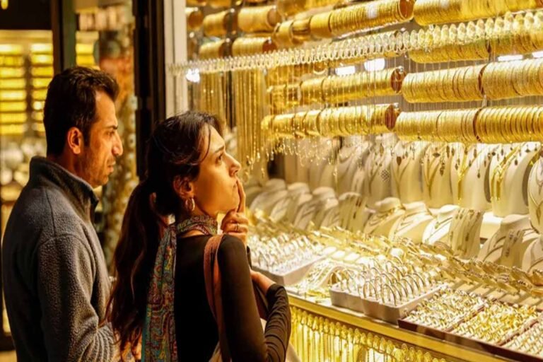 أسعار الذهب اليوم بالجنيه المصري والدولار، مع سبائك وعملات ذهبية تعبر عن سوق الصاغة ومفهوم الادخار الآمن."