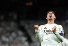 "فيديريكو فالفيردي يحتفل بهدفه الثاني في مرمى مانشستر سيتي بملعب سانتياجو برنابيو خلال دوري أبطال أوروبا 2026، ويظهر في الخلفية ذهول لاعبي السيتي وفرحة جماهير ريال مدريد بالتقدم بثنائية في أول 27 دقيقة."