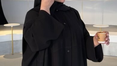 أحدث صيحات عبايات للمحجبات 2026 وطرق تنسيقها لإطلالة ملكية 7 موديلات عبايات للمحجبات 2026 باللون الميرمية والبيج لعيد الفطر.