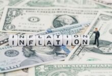 أسعار المواد الغذائية عالميا: 5 مخاطر تشعلها حرب إيران (تقرير بلومبرج) 12 "رسم توضيحي يعبر عن تأثر أسعار المواد الغذائية عالميا بأزمة الوقود والتوترات الجيوسياسية، يظهر سلة غذاء مع خلفية لمنشآت طاقة."