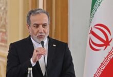 تصريحات وزير خارجية إيران حول أزمة البيت الأبيض في رسم تعبيري درامي.