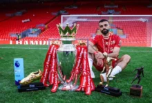 صورة محمد صلاح يودع جماهير ليفربول في ملعب أنفيلد بقميص الريدز