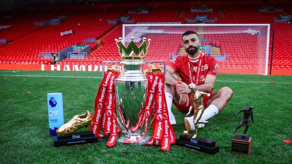 صورة محمد صلاح يودع جماهير ليفربول في ملعب أنفيلد بقميص الريدز