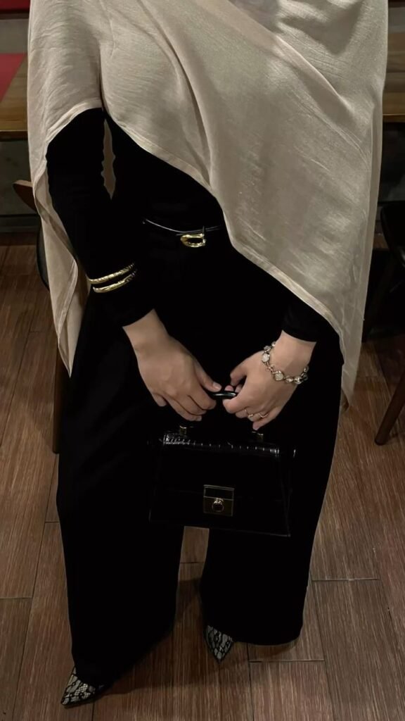 دليل الأناقة.. أهم أسرار الشياكة باللون الأسود لإطلالة ملكية وجذابة 6 8c774f593e87a04c18fb1b449847766a