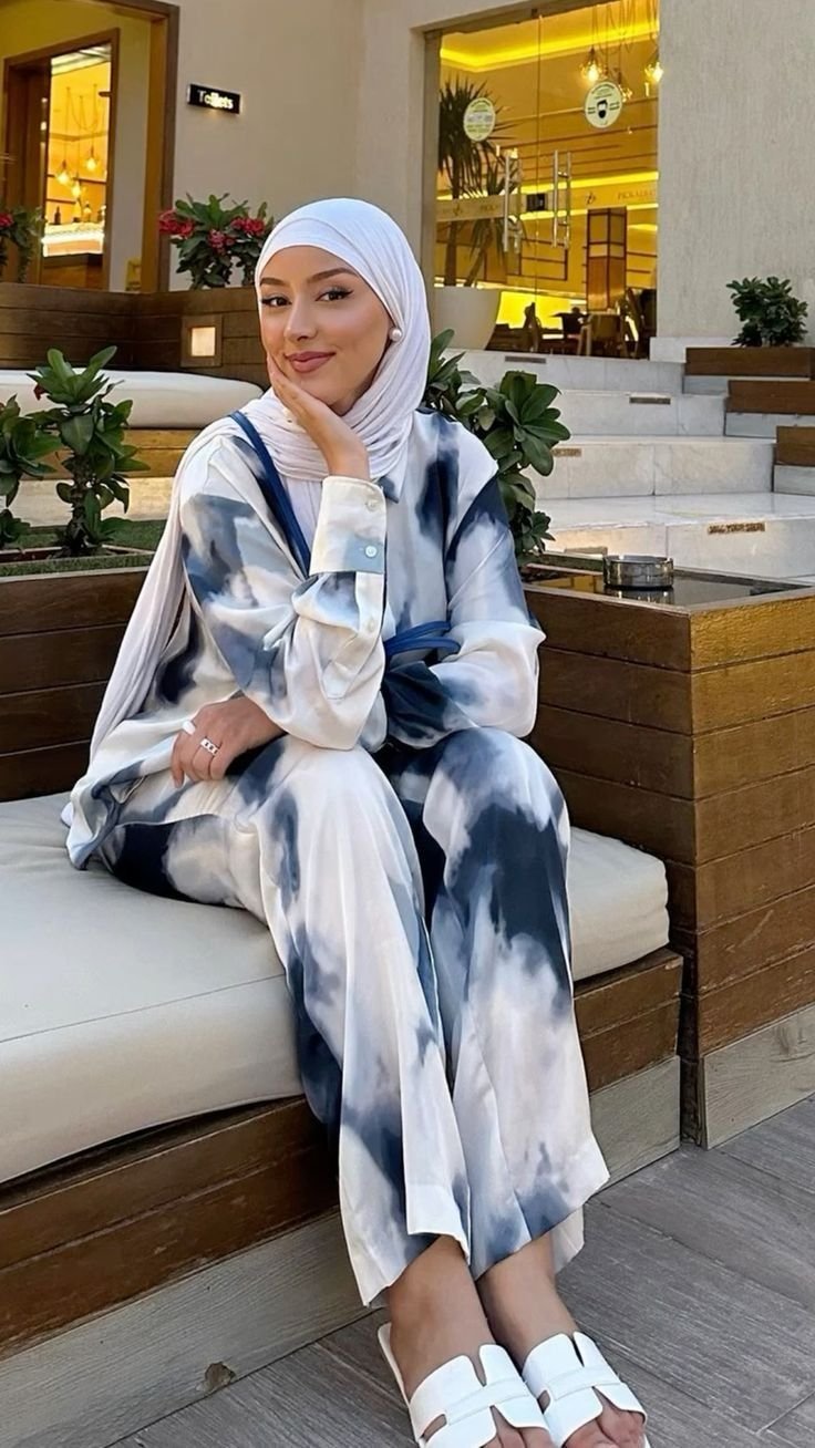 أناقة واحتشام: دليل أحدث موديلات بلوزات محجبات صيف 2026 لإطلالة عصرية ومتميزة 1 أحدث موديلات بلوزات محجبات صيفية بتصميم فضفاض وألوان عصرية