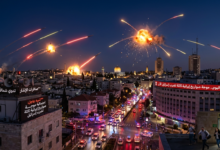 لحظة انفجارات ناتجة عن صواريخ إيرانية ثالثة تضرب إسرائيل وصافرات الإنذار تدوي شمالاً وجنوباً 2026