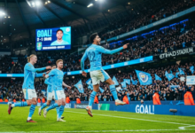 عمر مرموش يحتفل بتسجيل هدف حاسم بقميص مانشستر سيتي في كأس الرابطة الإنجليزية، وتظهر لوحة النتائج في الملعب النتيجة وهدف النجم المصري.