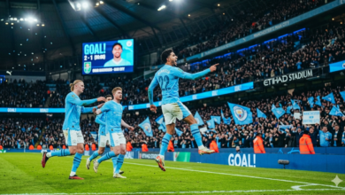 عمر مرموش هداف مانشستر سيتي في كأس الرابطة الإنجليزية: ليلة تاريخية للنجم المصري 4 عمر مرموش يحتفل بتسجيل هدف حاسم بقميص مانشستر سيتي في كأس الرابطة الإنجليزية، وتظهر لوحة النتائج في الملعب النتيجة وهدف النجم المصري.