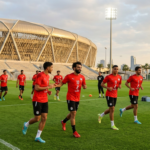 "صورة بانورامية تظهر جانباً من التدريب الأول لمنتخب مصر لكرة القدم بملعب الجوهرة المشعة في جدة، وتجمع بين النجم محمد صلاح وزملائه استعداداً للمباراة الودية أمام المنتخب السعودي."