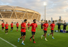 "صورة بانورامية تظهر جانباً من التدريب الأول لمنتخب مصر لكرة القدم بملعب الجوهرة المشعة في جدة، وتجمع بين النجم محمد صلاح وزملائه استعداداً للمباراة الودية أمام المنتخب السعودي."