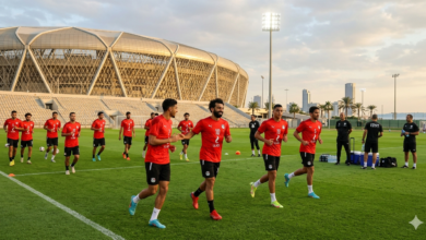 "صورة بانورامية تظهر جانباً من التدريب الأول لمنتخب مصر لكرة القدم بملعب الجوهرة المشعة في جدة، وتجمع بين النجم محمد صلاح وزملائه استعداداً للمباراة الودية أمام المنتخب السعودي."