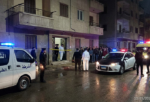 تجمهر المواطنين أمام منزل واقعة مذبحة كرموز بالإسكندرية مع تواجد مكثف لسيارات الشرطة والطب الشرعي لبدء تحقيقات النيابة العامة في الحادث.