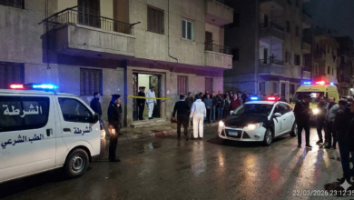 تجمهر المواطنين أمام منزل واقعة مذبحة كرموز بالإسكندرية مع تواجد مكثف لسيارات الشرطة والطب الشرعي لبدء تحقيقات النيابة العامة في الحادث.