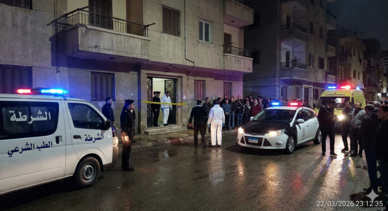 تجمهر المواطنين أمام منزل واقعة مذبحة كرموز بالإسكندرية مع تواجد مكثف لسيارات الشرطة والطب الشرعي لبدء تحقيقات النيابة العامة في الحادث.