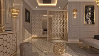 دمج النباتات الطبيعية والجدران الحية في ديكور المنزل وفق اتجاهات التصميم الداخلي 2026.