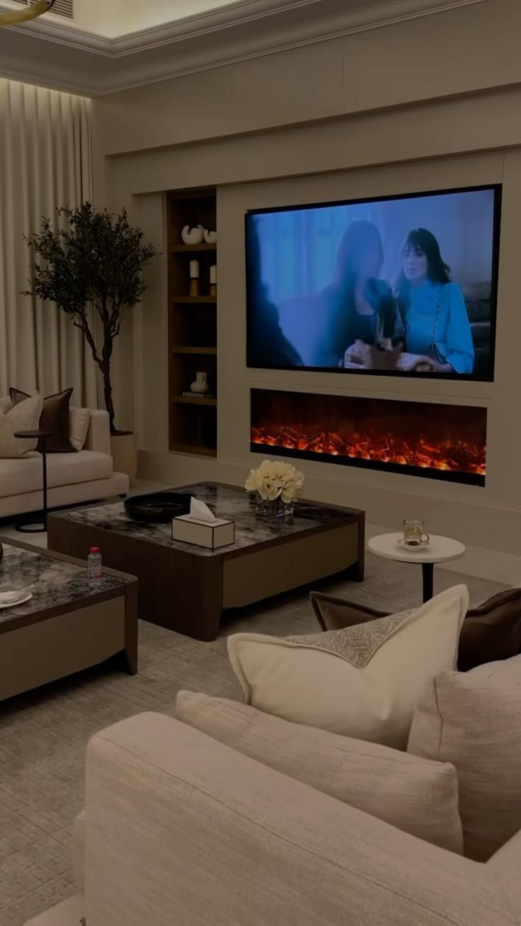 "غرفة معيشة عصرية لعام 2026 بألوان ترابية دافئة، تظهر فيها أحدث ديكورات المنازل العصرية 2026، مع إضاءة مخفية ذكية، قطع أثاث متعددة الوظائف، وجدار نباتي طبيعي يجسد مفهوم الفخامة المستدامة."