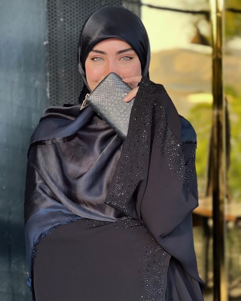 دليل الأناقة.. أهم أسرار الشياكة باللون الأسود لإطلالة ملكية وجذابة 7 b90c6e52752efd0e7fbbcad5edf2eb95