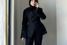تنسيق ملابس فاخرة تبرز أسرار الشياكة باللون الأسود مع إكسسوارات ذهبية لعام 2026