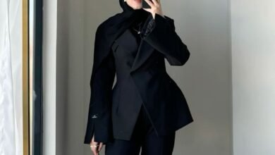 تنسيق ملابس فاخرة تبرز أسرار الشياكة باللون الأسود مع إكسسوارات ذهبية لعام 2026
