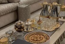 دليل ديكورات عيد الفطر 2026: 10 أفكار إبداعية لتحويل منزلك إلى جنة بأقل التكاليف 14 "أفكار تنسيق طاولة ضيافة كعك العيد ضمن ديكورات عيد الفطر 2026 العصرية"