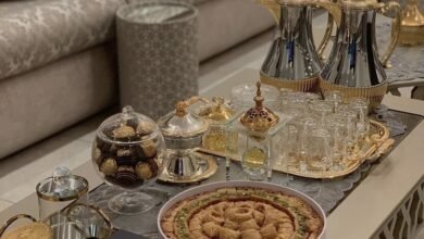 دليل ديكورات عيد الفطر 2026: 10 أفكار إبداعية لتحويل منزلك إلى جنة بأقل التكاليف 6 "أفكار تنسيق طاولة ضيافة كعك العيد ضمن ديكورات عيد الفطر 2026 العصرية"