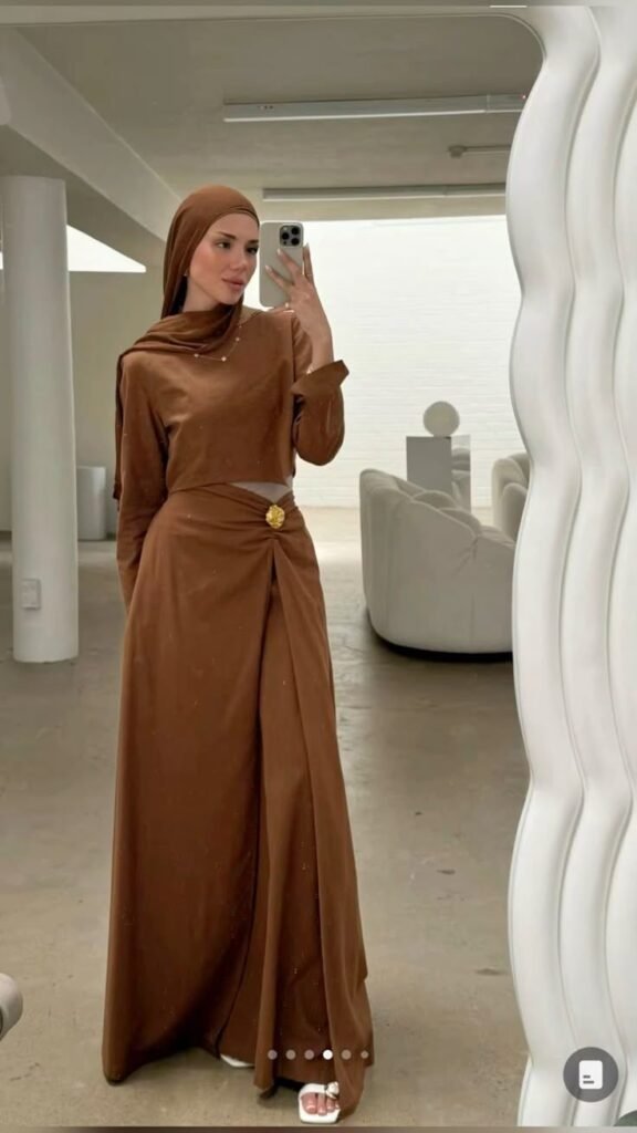 أناقة واحتشام: دليل أحدث موديلات بلوزات محجبات صيف 2026 لإطلالة عصرية ومتميزة 4 d6419467eecda4d1a6d7d4baae86ad95