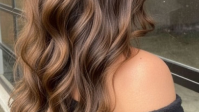 "فتاة تطبق طرق العناية بالشعر في المنزل باستخدام زيوت طبيعية، تظهر شعراً صحياً ولامعاً لعام 2026."