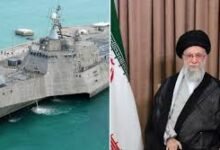 رسم توضيحي يظهر زوارق سريعة إيرانية تقوم بعمليات مناورة في مياه مضيق هرمز بالقرب من ممرات السفن التجارية الدولية.