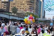 "أطفال مصريون يحتفلون في شوارع القاهرة بملابس العيد الجديدة ويحملون بالونات ملونة وسط أجواء من البهجة والزينة التقليدية في أول أيام عيد الفطر 2026."