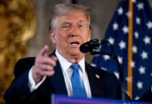 "صورة تعبيرية لمنشآت تخزين الاحتياطي النفطي الاستراتيجي الأمريكي تظهر فيها خزانات ضخمة تحت الأرض مع العلم الأمريكي، تعكس قرار الرئيس ترامب لعام 2026 باستخدام المخزون لخفض أسعار الطاقة العالمية."