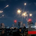 بما أننا في حالة "خبر عاجل"، فالنص البديل (Alt Text) هو الذي سيجعل صورتك تظهر في نتائج بحث الصور (Google Images) و (Google News) قبل المنافسين. إليكِ النص البديل المثالي والمطابق للكلمة المفتاحية: دوي صفارات الإنذار في تل أبيب ولحظة اعتراض الصواريخ في السماء - صدى اليوم