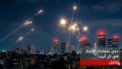 بما أننا في حالة "خبر عاجل"، فالنص البديل (Alt Text) هو الذي سيجعل صورتك تظهر في نتائج بحث الصور (Google Images) و (Google News) قبل المنافسين. إليكِ النص البديل المثالي والمطابق للكلمة المفتاحية: دوي صفارات الإنذار في تل أبيب ولحظة اعتراض الصواريخ في السماء - صدى اليوم